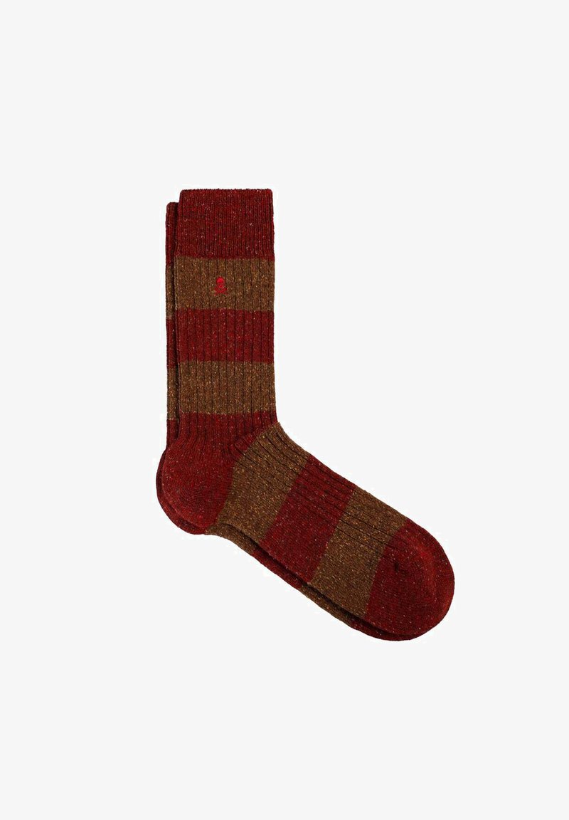 Calcetines a rayas rojos y marrones fabricados con un material texturizado; diseño con canalé en la parte superior y un pequeño detalle de logo.