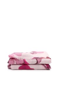Sciarpa piegata con un motivo floreale nelle tonalità di rosa, con bordi frangiati. Il materiale sembra morbido e leggero.