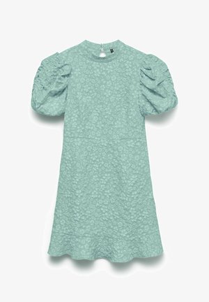 Lichtblauwe jurk met reliëf bloemenpatroon, geplooide korte mouwen, ronde halslijn en knoopsluiting aan de achterkant.