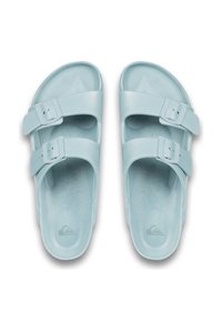 Sandales bleu clair avec deux sangles réglables, fabriquées en plastique texturé. Le lit de pied est légèrement profilé et présente un design de logo.