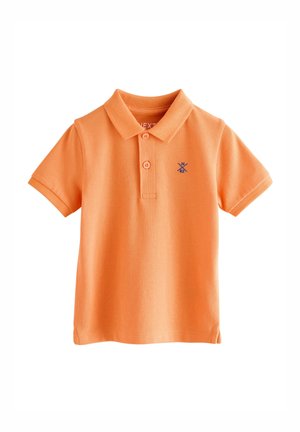 Oranžové polo tričko s krátkym rukávom, golierom, dvoma gombíkmi a malým modrým vyšívaným logom na ľavej strane hrude.