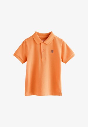 Krótki rękaw pomarańczowej koszulki polo z kołnierzykiem, dwoma guzikami i małym niebieskim wyszywanym logo na lewej piersi.
