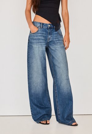 Bershka, EMBROIDERED BAGGY JEANS - Jean baggy - light blue