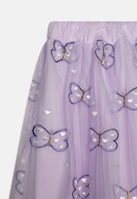 Lila tilla svārki ar elastīgu jostu, papildināti ar izšūtām tauriņām violetā un zeltainā krāsā, ar izkaisītiem sirds akcentiem visā svārku virsmā.