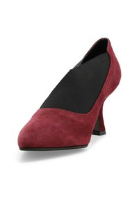 Scarpa con tacco alto in suede rosso, con punta a forma affilata, dotata di pannelli elastici neri sui lati e di un tacco a blocco per maggiore supporto.