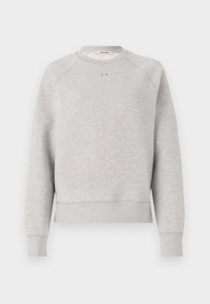 Sweatshirt gris avec un col rond, des manches raglan et des poignets et un ourlet côtelés. Présente un petit logo sur la poitrine. Fabriqué en tissu doux.