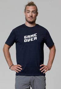 Navyblaue Baumwoll-T-Shirt mit einem pixelierten "GAME OVER" Grafik in Weiß auf der Vorderseite, Rundhalsausschnitt und kurzen Ärmeln.