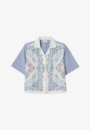 Chemise à manches courtes avec col blanc, broderie géométrique bleue et rouge sur le devant, et manches à rayures bleues.