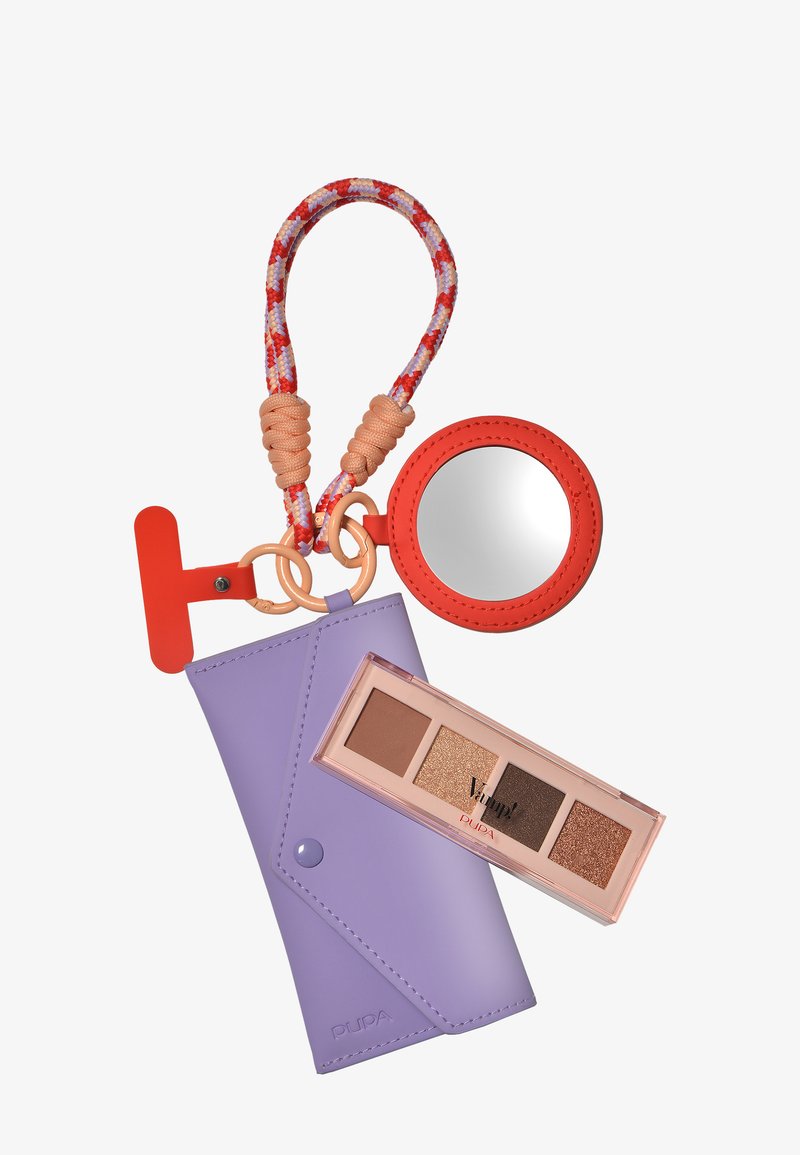 Lila Lederbeutel mit Druckknopfverschluss, kombiniert mit einer Lidschattenpalette in einem durchsichtigen Etui und einem runden Spiegel mit rotem Rand und Riemen.