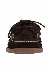 Bruin suedine bootsschoen met ronde neus, vetersluiting, witte stiksels en bruine rubberen zool. Voorkant weergavend die de materiaaldetailen benadrukt.