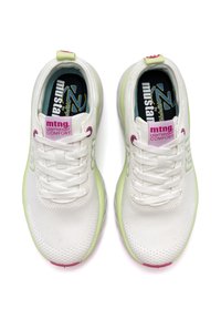 Par de zapatillas de malla blanca ligeras con acentos rosas, cordones blancos y plantillas visibles con la marca "mustang".
