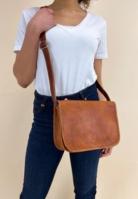 Gusti Leder TAYLOR 9,7" - Torba preko tijela - braun