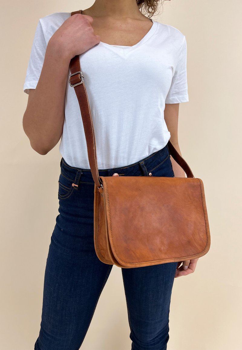Gusti Leder TAYLOR 9,7" - Torba preko tijela - braun