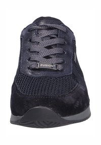 Dunkelblauer Sneaker aus strukturiertem Mesh und Wildleder, dicke gewebte Schnürsenkel durch Metallösen gefädelt und mit einem "FUSION4" Metall-Schnürsenkelanhänger vorne.