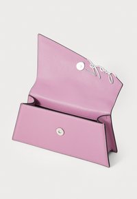 Rosa skinnlommebok med en glatt tekstur, med en sølvfarget trykknapp og et unikt utskjært design på den øverste kanten.