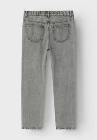 Jean en denim gris avec une coupe droite, présentant deux poches arrière, des passants de ceinture et une finition texturée. Pas de marquage ou de motifs visibles.