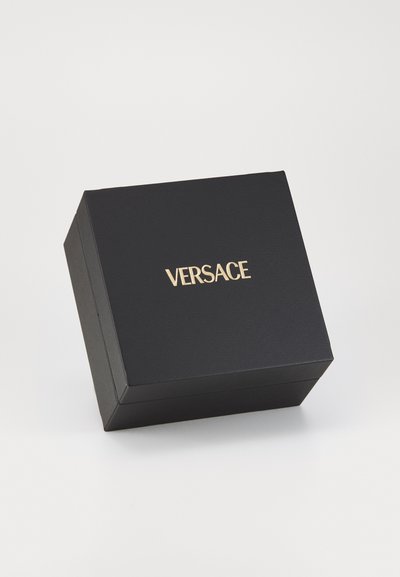 Scatola nera texturizzata con chiusura magnetica, con il logo dorato "VERSACE" sulla parte superiore. Finitura liscia e forma rettangolare.
