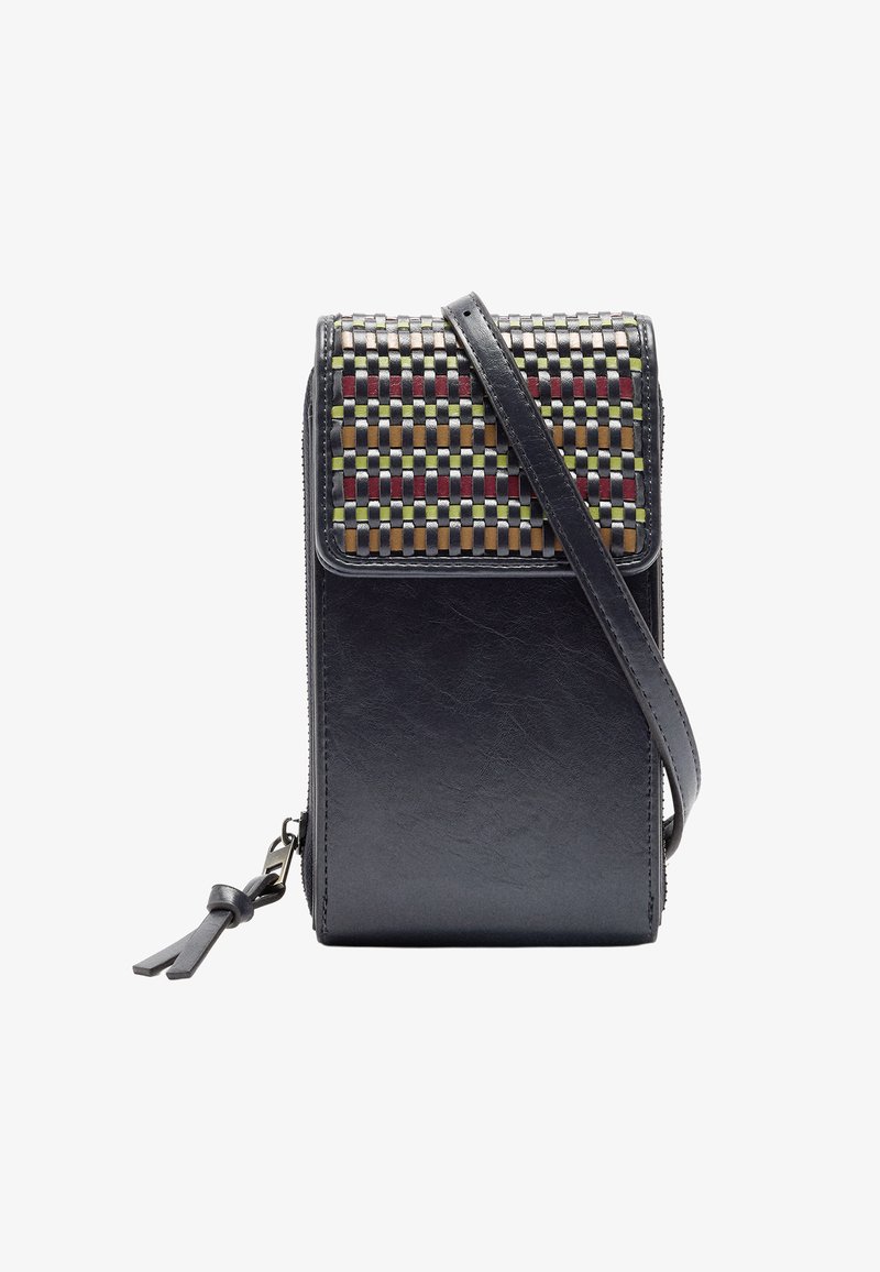 Czarna skórzana torba z plecionym wierzchem w kolorach czerwonym, zielonym i złotym. Posiada długi pasek i zamek błyskawiczny. Prostokątny kształt z gładką fakturą.