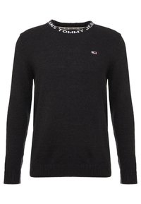 Jersey de punto negro con textura acanalada, cuello redondo y destacado logotipo "TOMMY JEANS" a lo largo del cuello. Cuenta con mangas largas.