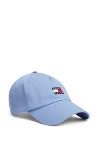 Világoskék pamut baseball sapka hímzett "TOMMY JEANS" logóval és téglalap alakú, piros, fehér és sötétkék színblokkolt mintával.