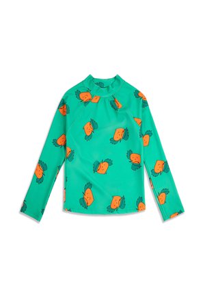 Chemise turquoise à manches longues avec col montant, décorée de visages de carottes orange répétés avec des cimes feuillues vertes.