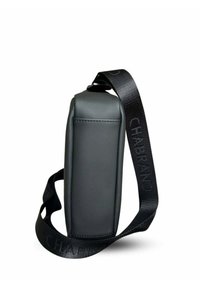 Bolso rectangular gris hecho de material suave con una correa ancha y de marca. Costuras acentuadas a lo largo de los bordes. Diseño compacto.