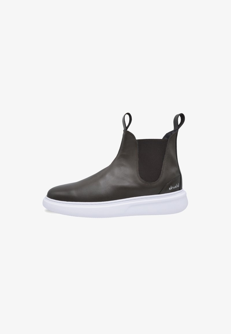 Botas de verano negras de cuero hasta los tobillos con paneles laterales elásticos, suela de goma blanca y tiradores para un fácil calzado. Textura suave y diseño minimalista.