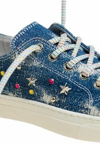 Sneakers in denim con una texture blu, suola in gomma bianca e decorazioni multicolori a forma di stella e gemma. Presentano lacci con motivo.