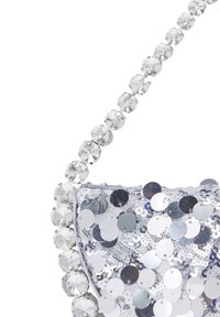 Borsa a mano argentata con paillettes, caratterizzata da una forma rotonda, decorata con paillettes circolari e una tracolla a catena di perline. Finitura metallica liscia.