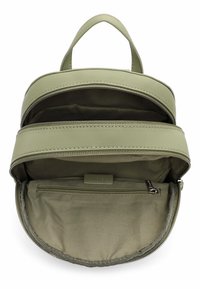 Plecak w oliwkowej zieleni o gładkiej fakturze, z komorami zapinanymi na zamek i wewnętrzną kieszenią. Posiada górny uchwyt i usztywnioną konstrukcję.