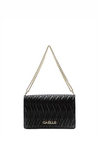 Borsa nera trapuntata con una texture ondulata, tracolla in catena dorata e ornamento con logo, caratterizzata da una forma rettangolare e una finitura liscia.