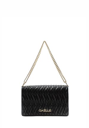 Borsa nera trapuntata con una texture ondulata, tracolla in catena dorata e ornamento con logo, caratterizzata da una forma rettangolare e una finitura liscia.