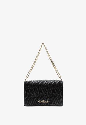 Borsa nera trapuntata con una texture ondulata, tracolla in catena dorata e ornamento con logo, caratterizzata da una forma rettangolare e una finitura liscia.