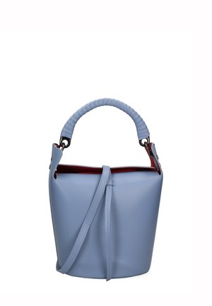 Borsa in pelle blu con manico testurizzato e attorcigliato, chiusura a zip e interni rossi a contrasto. Presenta una forma minimalista a secchiello.