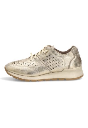 Zapatilla deportiva baja de color dorado metálico con cierre de cordones, detalles perforados en el lateral y la punta, y suela beige con dibujo de rodadura marrón claro.