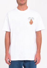 Hvid bomulds t-shirt med korte ærmer, prydet med et grafisk motiv i orange og pink, der viser en krystal og en sky på venstre brystområde.