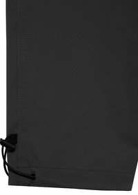 Zwarte waterdichte broek met een gladde textuur, een elastisch trekkoord aan de zoom en versterkte stiksels langs de zijnaden.