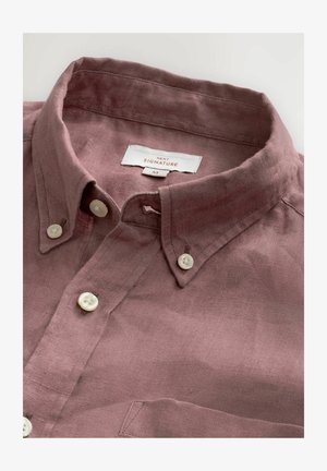 Krátky rukáv, košeľa na gombíky v jemnej ružovej farbe z ľanu s golierom, s bielymi gombíkmi a štítkom s nápisom "NEXT SIGNATURE M."