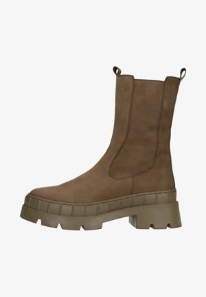 Brązowe zamszowe botki za kostkę z solidną gumową podeszwą, średniej wysokości cholewką, elastycznymi bocznymi panelami i uchwytem z tyłu ułatwiającym zakładanie.