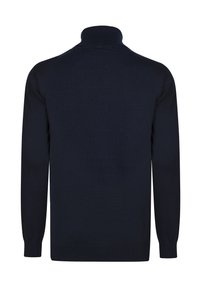 Suéter de punto azul oscuro con un cuello alto, mangas largas y puños y dobladillo acanalados. Textura suave, diseño minimalista, sin patrones visibles.