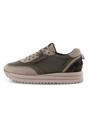 Oliwkowo-zielony i beżowy sneaker z grubą ryflowaną podeszwą, zapięciem na sznurówki i detalem w panterkę na pięcie.