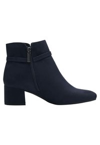 Stivale alla caviglia in suede blu scuro con zip laterale, tacco a blocco basso e dettaglio della cinghia decorativa.