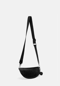 Schwarze Handtasche aus Kunstleder mit Kroko-Textur, Halbmondform, verstellbarem schwarzen Tragegurt und silbernen Hardware-Akzenten.