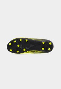 Ποδοσφαιρικά παπούτσια με μαύρη σόλα και κίτρινες τάπες, υφή επιφάνειας και αεροδυναμικό σχέδιο για βελτιωμένη απόδοση.