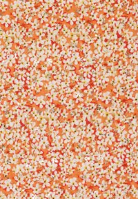 Bloemenstof met een levendige oranje achtergrond, bedekt met kleine witte bloemen met gele centra en subtiele gouden accenten, wat een gestructureerd patroon creëert.