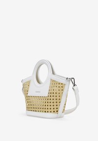Bolso blanco con asas redondas, lados de mimbre trenzado y una correa de hombro ajustable. Presenta un acabado de cuero suave y una marca discreta.