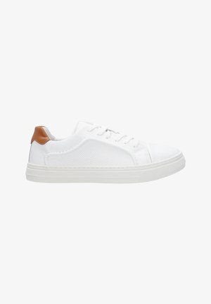 Weiße Sneaker mit einem glatten Lederoberteil, gelochten Seitenpaneelen, weißer Gummisohle und einem braunen Lederakzent an der Ferse.