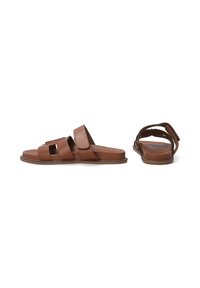 Braune Leder-Sandalen mit zwei breiten Riemen, offenem Rücken, flacher Sohle und genähten Details entlang des Randes.