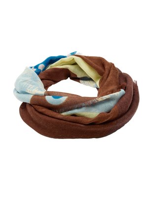Okrągły wielokolorowy szal z brązowymi, niebieskimi, beżowymi i żółtymi sekcjami z abstrakcyjnymi wzorami, ułożony w luźną pętlę.
