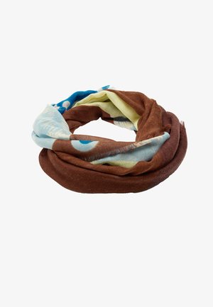 Okrągły wielokolorowy szal z brązowymi, niebieskimi, beżowymi i żółtymi sekcjami z abstrakcyjnymi wzorami, ułożony w luźną pętlę.